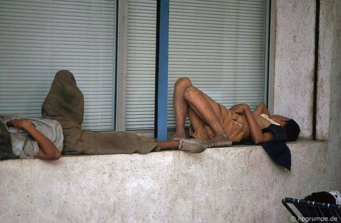 Những đứa trẻ lang thang không nhà không cửa ngủ vật vờ bên đường phố Sài Gòn những năm 1991.